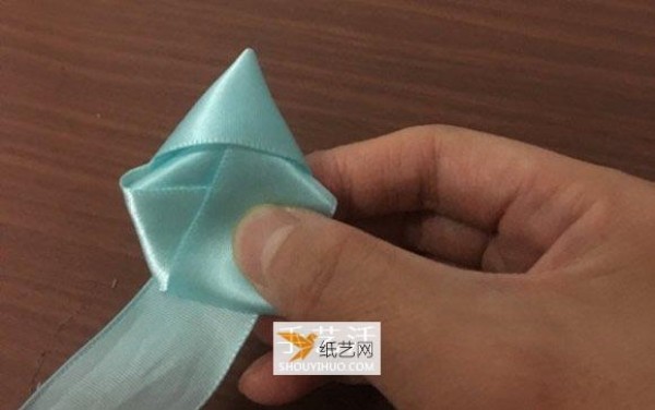 How to fold a beautiful and personalized five-pointed star with a ribbon