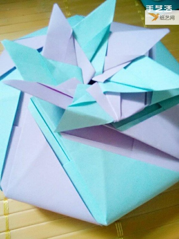 Illustration of the specific folding method of the exquisite-looking octagonal Chinese Valentines Day gift box carton