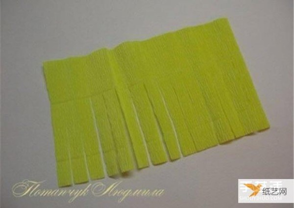 Illustrated tutorial on how to make yellow chrysanthemums using crepe paper