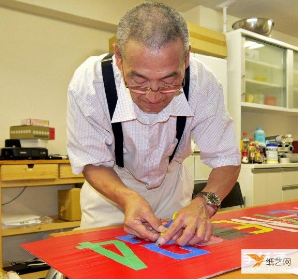 Tape can also be used to make signs. Japanese handicraft expert cuts and pastes to rejuvenate the body