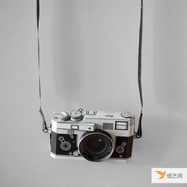 The Leica camera model made of paper can really be installed with film to take pictures