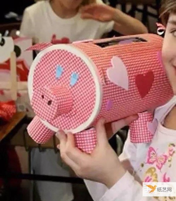 Children and toddlers use cardboard boxes to hand-make fun and personalized corrugated paper pictures