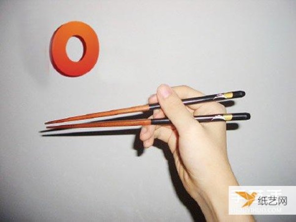 Share an illustrated tutorial on the correct way to hold chopsticks.