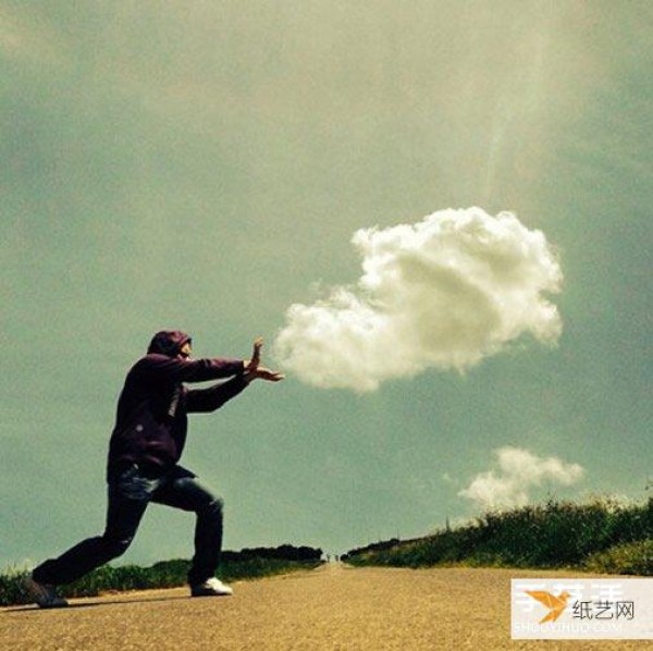 A simple and interesting optical illusion photography teaches you how to play with clouds