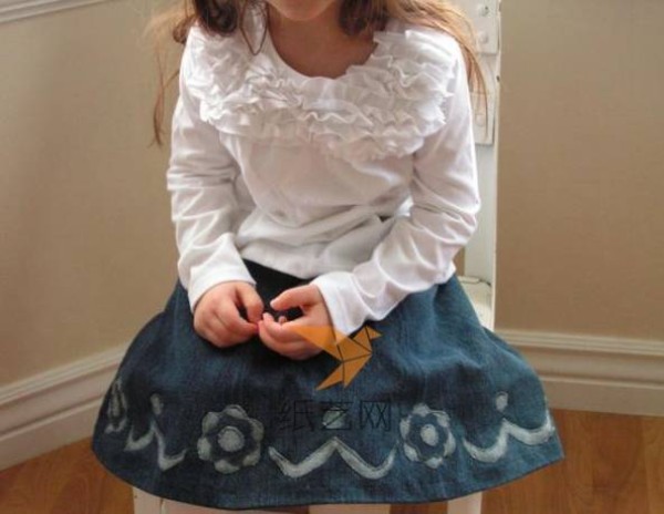 Tutorial on remaking old jeans to make a pretty skirt