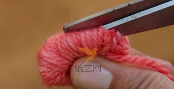 Use a fork to make yarn pom-pom balls