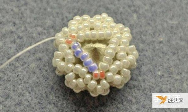 A step-by-step illustrated tutorial on how to make a unique beaded brooch by hand