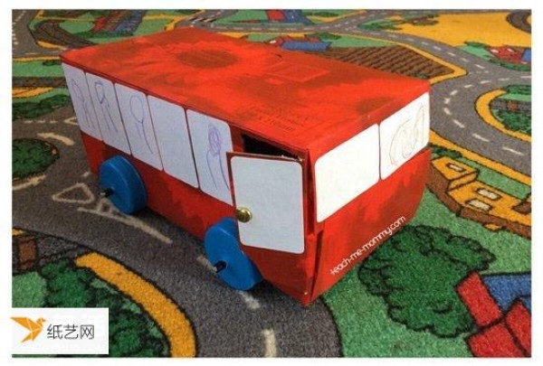 Tutorial on how people recycle waste and use used tissue boxes to make buses by hand