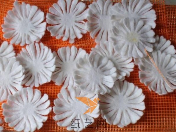 Tutorial on how to make a fresh wool felt daisy flower arrangement in spring