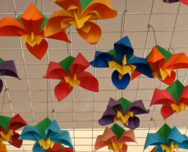 Handmade Origami Flowers Encyclopedia teaches you how to make origami flowers