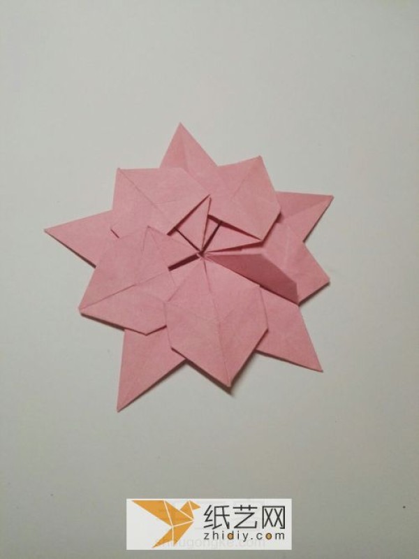 Tutorial on making origami cherry blossoms suitable for Christmas decoration