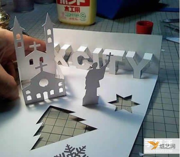 An illustration of how to make a very creative Christmas three-dimensional greeting card