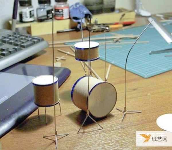 The delicate-looking origami dolls can also form a band performance