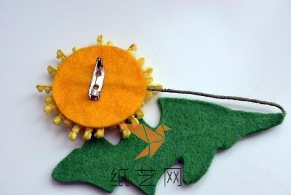 Tutorial on making beautiful and creative handmade flower brooches for New Year gifts