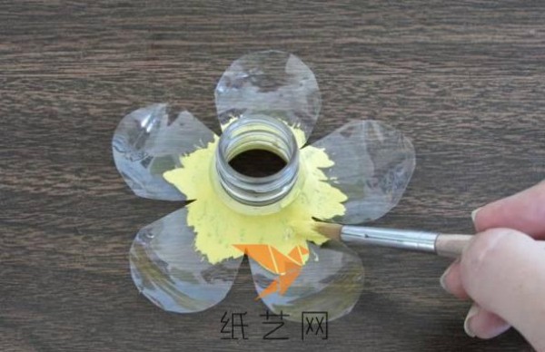 Tutorial on making plastic flowers for New Year decoration