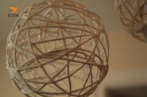 Tutorial on how to make beautiful knitted yarn balls for Christmas decoration