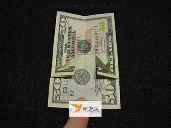 Illustration of how to fold a Christmas tree using dollars