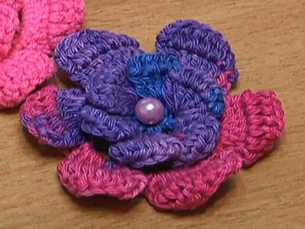 Simple handmade method of 3D three-dimensional crochet flowers