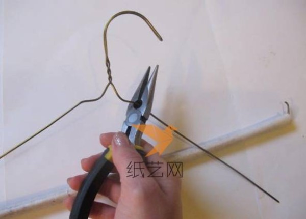 Tutorial on how to use old clothes hangers to make beautiful flowers for New Year decorations