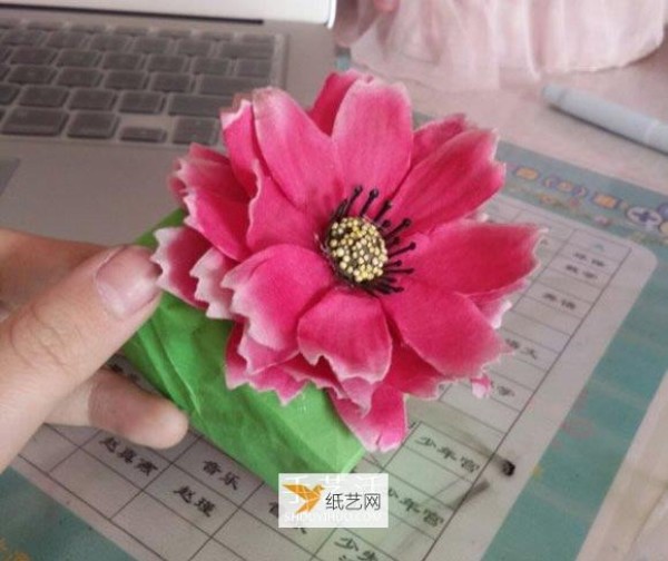 How to fold a square gift box with flowers