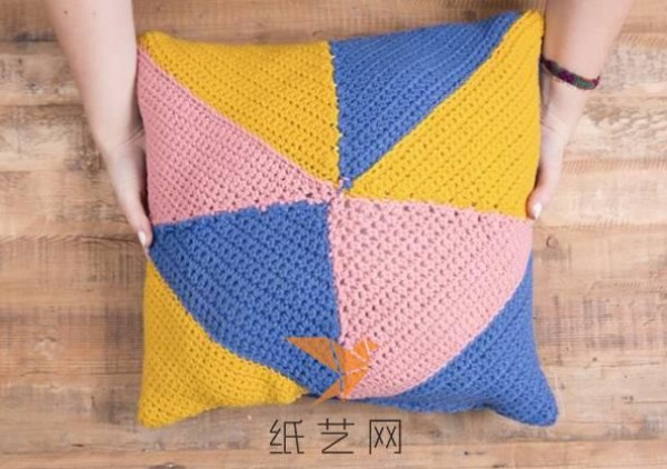 Tutorial on crocheting triangular patchwork pillowcase for New Year’s gift