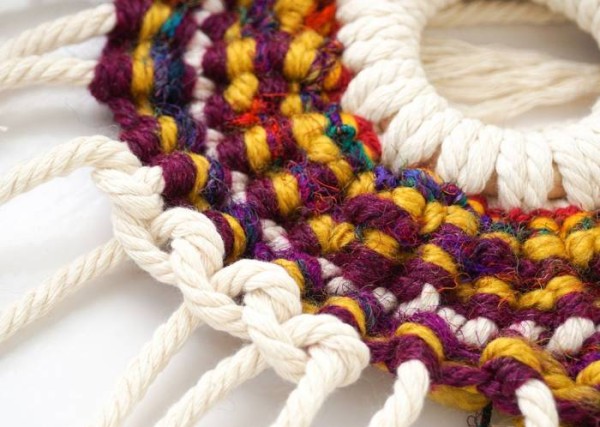 Tie a few knots in the rope and you’ll have a beautiful decoration! Detailed tutorial on rope crafting