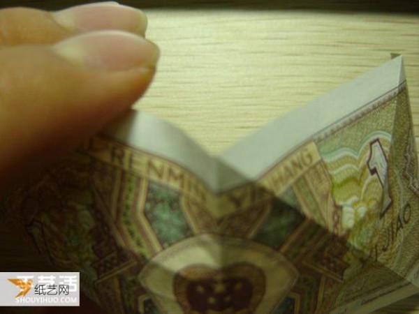 Detailed illustration of how to use the dollar bill folding paper camera