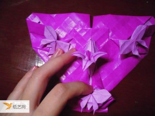 Very creative step-by-step illustration of Dielianhua heart origami