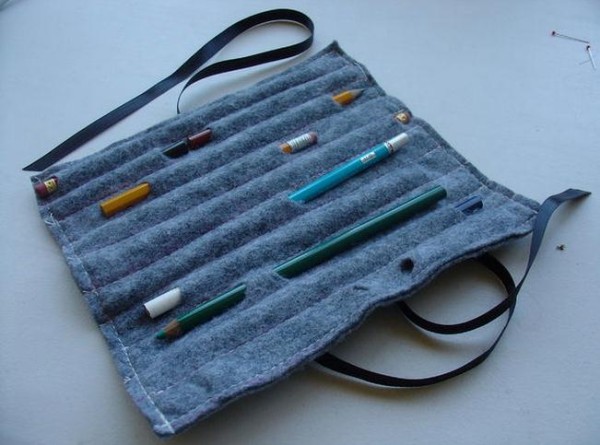 DIY tutorial on handmade wool felt pencil case