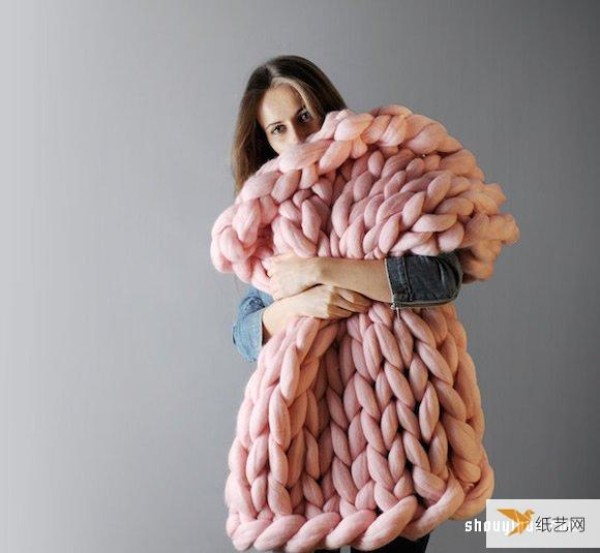 Anna Mo uses merino wool to create personalized super chunky knitted quilts