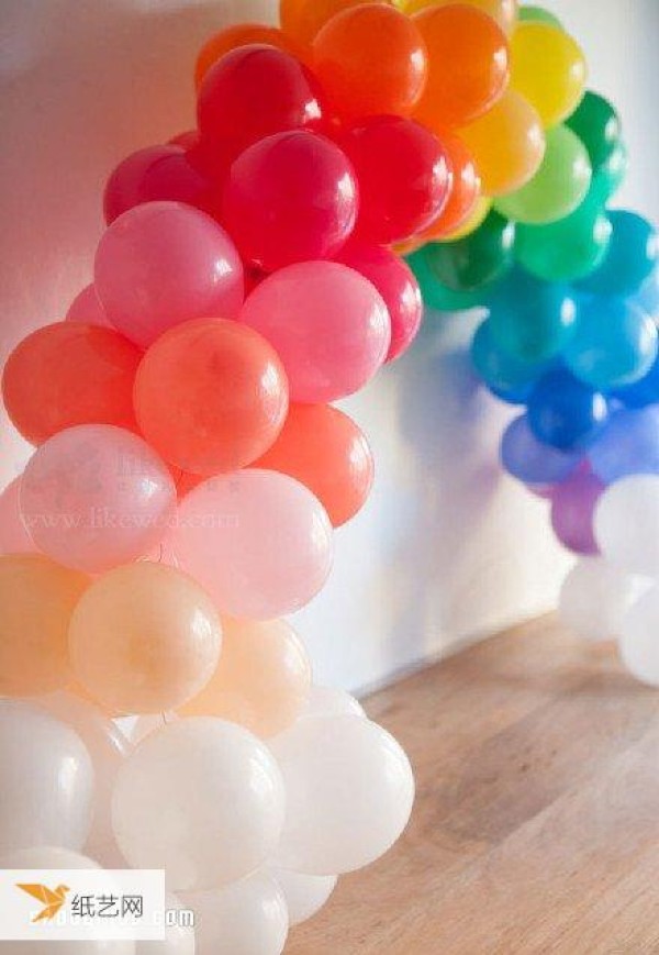 Use balloons to match colors to create a beautiful rainbow door