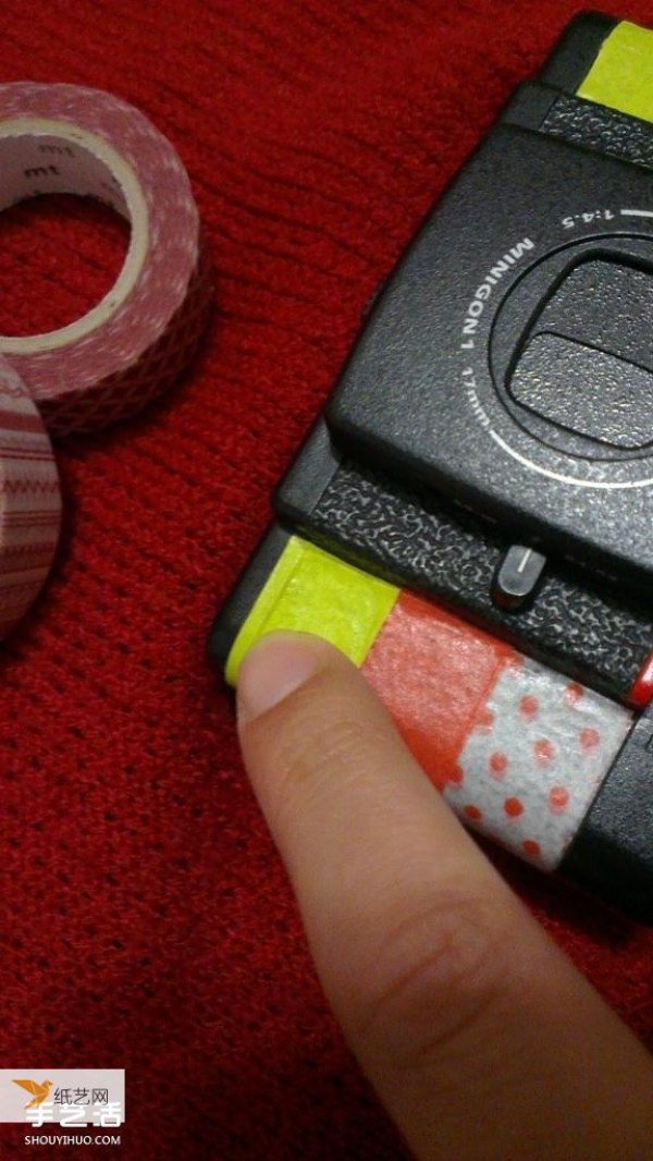 Renovate and renovate old cameras. How to use tape to transform a personalized camera.