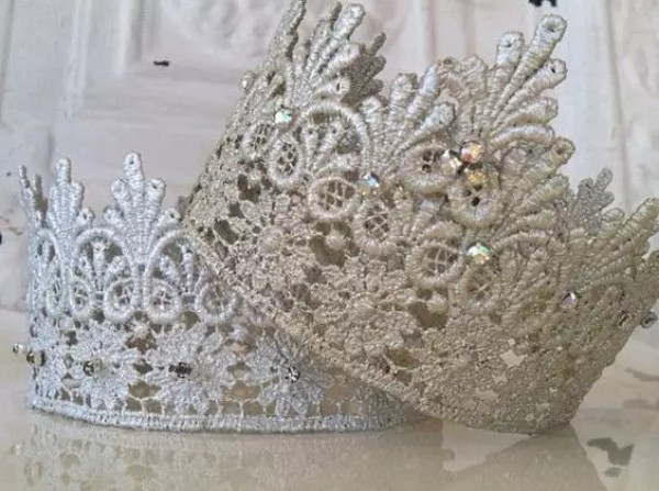 Roll up the lace to make a fairy tale crown!