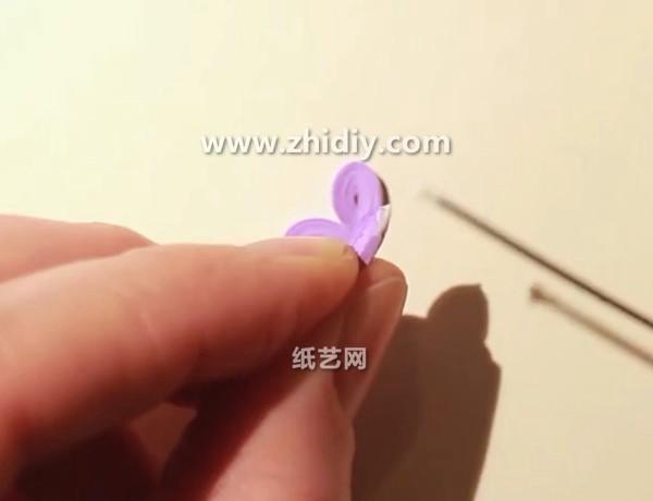 Tutorial on making three-dimensional paper-quilled lilac flowers by hand