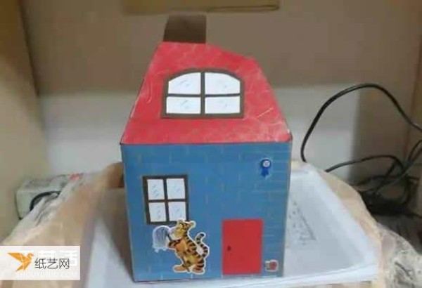 Specific steps for kindergarten children to use waste paper boxes to make a house by hand