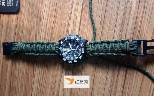 The handmade process of using paracord to weave watch straps