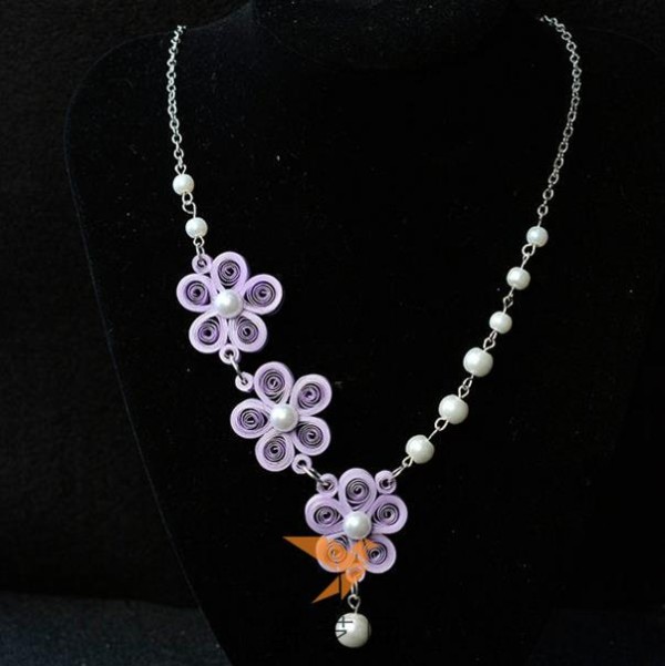 Tutorial on how to make a paper quilled flower beaded necklace for the New Year gift