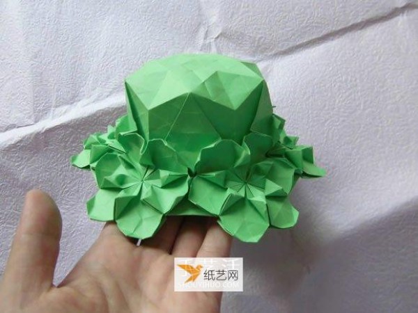 Illustration of how to fold a beautiful straw hat using origami