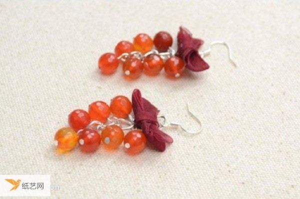 Tutorial on making personalized beaded earrings that look like harvest fruits