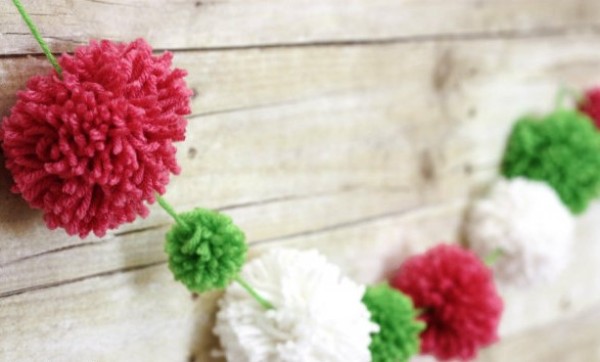 A simple illustrated tutorial on hand knitting wool balls for holiday decoration