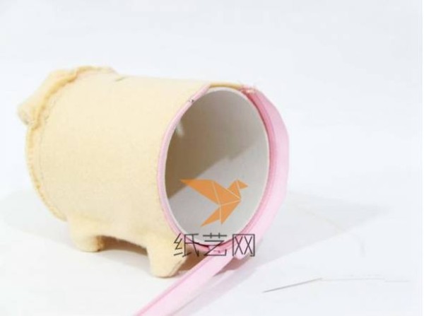 Tutorial on making a cute piggy bank from toilet paper tube waste