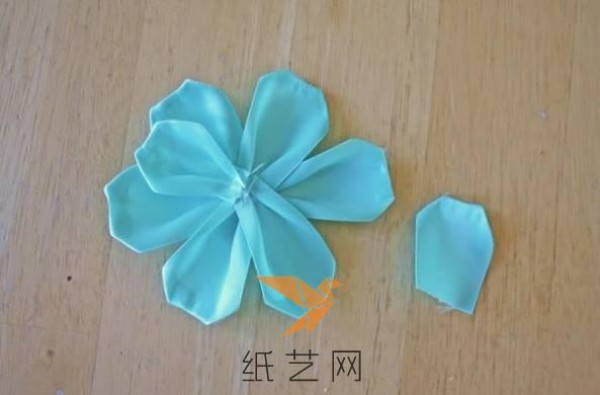 Tutorial on making Mother’s Day gift with large fabric flowers