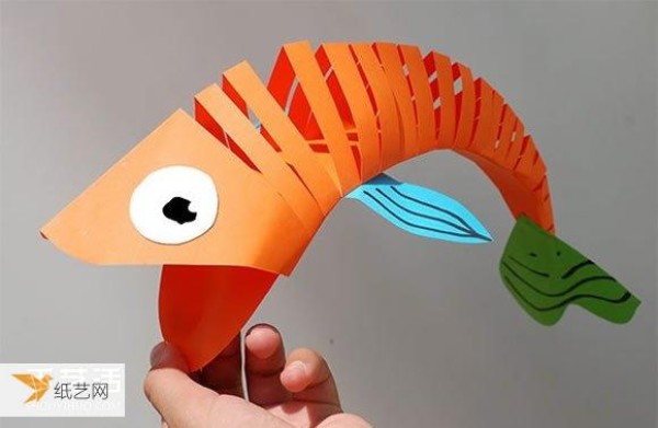 Prepare some paper cutting and make a tutorial on how to make a cute three-dimensional big-mouthed fish toy.