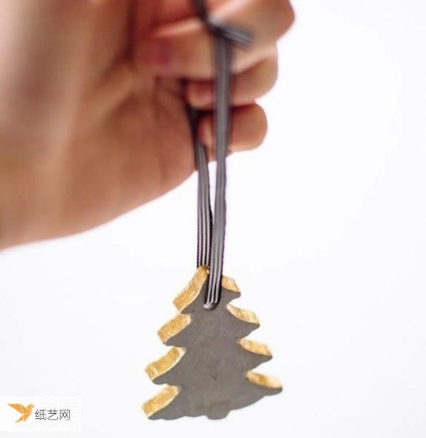 Illustrated tutorial for people making their own beautiful Christmas tree ornaments using cement