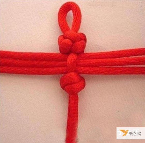 Illustration of how to weave a Chinese style red rope bracelet