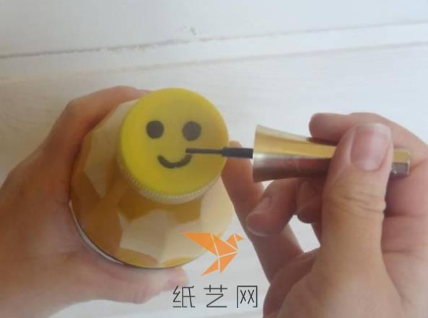 Tutorial on how to make a little bee from a handmade beverage bottle for Children’s Day