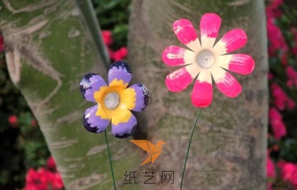 Tutorial on making plastic flowers for New Year decoration