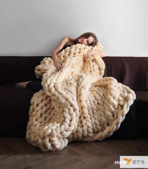 Anna Mo uses merino wool to create personalized super chunky knitted quilts