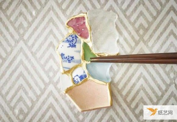 Recycling broken ceramic pieces Japan Kintsugi repairs memories of the past