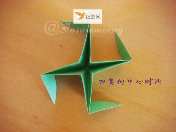 Illustrated tutorial on using origami to fold a beautiful Christmas star